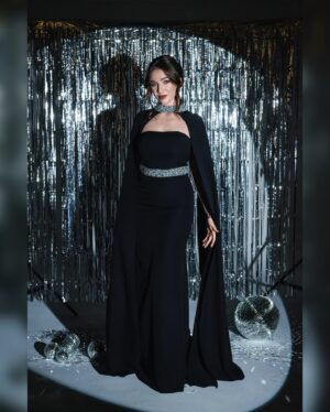 Vera Aldonina Instagram - Дорогие друзья, поздравляю вас с наступающим Новым годом! Желаю, чтобы вы были счастливы и здоровы. Пусть 2025-й год принесёт в ваши сердца ещё больше радости, любви, улыбок! Всего самого-самого доброго и светлого!!!
Ваша Вера❤️

Photo: @vlada.gorbovskaya 
Mua: @viki.make