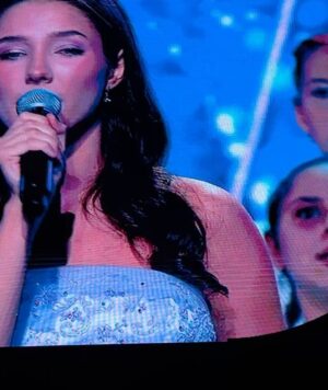 Vera Aldonina Instagram - Вчера во дворце гимнастики Ирины Александровны Винер состоялась Всероссийская премия «Мы верим твердо в героев спорта-2024». Для меня было огромной честью стоять на одной сцене с легендарными советскими и российскими спортсменами, чьи имена вписаны золотыми буквами в историю спорта! 🥇С детским эстрадным хором «Гордость» мы исполнили  любимую песню «Прекрасное далёко»!
Невероятное мероприятие! Невероятный масштаб! 
Огромное спасибо Юрию Гончару @yuriy_gonchar и @gonchar_production за приглашение! 💜