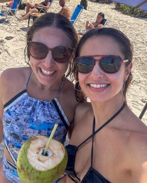 Vera Kolodzig Instagram - Começar o ano assim só pode ser um bom presságio. 😎 Feliz ano novo!!
.
.
.
#felizanonovo #2025 #happynewyear #portodegalinhas #recife