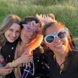 Vera Kolodzig Instagram - Pensando por alto no ano de 2024 achava que não tinha sido “nada de especial”. Agora que reflito com mais cuidado percebo que fiz tanta coisa! Sendo que acredito que a vida não é sobre fazer, é mais sobre ser, e foi a isso que me permiti mais para o fim do ano.
2024 foi o ano que voltei a fazer novela depois de 5 anos, foi o ano que organizei um retiro sobre emoções no Alentejo, foi o ano que produzi duas temporadas do podcast Kológica para a Sic Mulher, foi o ano em que fui a Lanzarote com o Mateus, foi o ano em que sofri reestruturações humanas no meu projecto, foi o ano que palestrei para mais de 1000 pessoas em 3 eventos diferentes, foi o ano em que dei um workshop presencial, foi o ano que fiz um Safari no Alentejo, foi o ano que fiz um podcast ao vivo num festival, foi o ano em que fui ao Being Festival pela primeira vez, foi o ano em que as “férias” em família foram cheias de trabalho, foi o ano em que me aproximei de novos amigos e me afastei de tantos outros, foi o ano em que encontrei uma casa, foi o ano em que “encontrei os outros”, foi o ano que fui entrevistada ao vivo, foi o ano em que voltei ao Clube com a minha Maria, foi o ano em que organizei um retiro nas Maldivas, foi o ano em que o cansaço me atirou ao chão, foi o ano em que percebi que tinha mesmo de parar, foi o ano em que voltei às Maldivas para curtir, foi o ano em que arrumei algumas gavetas (literal e metaforicamente), foi o ano em que comecei a jogar ténis, foi o ano em que vim ao Brasil visitar uma amiga. 
E agora, estou a aprender a só ser e a não fazer. Estou a aprender a esperar, aberta, disponível para o que virá.