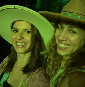 Vera Kolodzig Instagram - Pensando por alto no ano de 2024 achava que não tinha sido “nada de especial”. Agora que reflito com mais cuidado percebo que fiz tanta coisa! Sendo que acredito que a vida não é sobre fazer, é mais sobre ser, e foi a isso que me permiti mais para o fim do ano.
2024 foi o ano que voltei a fazer novela depois de 5 anos, foi o ano que organizei um retiro sobre emoções no Alentejo, foi o ano que produzi duas temporadas do podcast Kológica para a Sic Mulher, foi o ano em que fui a Lanzarote com o Mateus, foi o ano em que sofri reestruturações humanas no meu projecto, foi o ano que palestrei para mais de 1000 pessoas em 3 eventos diferentes, foi o ano em que dei um workshop presencial, foi o ano que fiz um Safari no Alentejo, foi o ano que fiz um podcast ao vivo num festival, foi o ano em que fui ao Being Festival pela primeira vez, foi o ano em que as “férias” em família foram cheias de trabalho, foi o ano em que me aproximei de novos amigos e me afastei de tantos outros, foi o ano em que encontrei uma casa, foi o ano em que “encontrei os outros”, foi o ano que fui entrevistada ao vivo, foi o ano em que voltei ao Clube com a minha Maria, foi o ano em que organizei um retiro nas Maldivas, foi o ano em que o cansaço me atirou ao chão, foi o ano em que percebi que tinha mesmo de parar, foi o ano em que voltei às Maldivas para curtir, foi o ano em que arrumei algumas gavetas (literal e metaforicamente), foi o ano em que comecei a jogar ténis, foi o ano em que vim ao Brasil visitar uma amiga. 
E agora, estou a aprender a só ser e a não fazer. Estou a aprender a esperar, aberta, disponível para o que virá.