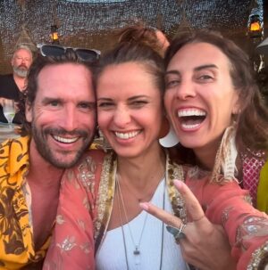 Vera Kolodzig Instagram - Pensando por alto no ano de 2024 achava que não tinha sido “nada de especial”. Agora que reflito com mais cuidado percebo que fiz tanta coisa! Sendo que acredito que a vida não é sobre fazer, é mais sobre ser, e foi a isso que me permiti mais para o fim do ano.
2024 foi o ano que voltei a fazer novela depois de 5 anos, foi o ano que organizei um retiro sobre emoções no Alentejo, foi o ano que produzi duas temporadas do podcast Kológica para a Sic Mulher, foi o ano em que fui a Lanzarote com o Mateus, foi o ano em que sofri reestruturações humanas no meu projecto, foi o ano que palestrei para mais de 1000 pessoas em 3 eventos diferentes, foi o ano em que dei um workshop presencial, foi o ano que fiz um Safari no Alentejo, foi o ano que fiz um podcast ao vivo num festival, foi o ano em que fui ao Being Festival pela primeira vez, foi o ano em que as “férias” em família foram cheias de trabalho, foi o ano em que me aproximei de novos amigos e me afastei de tantos outros, foi o ano em que encontrei uma casa, foi o ano em que “encontrei os outros”, foi o ano que fui entrevistada ao vivo, foi o ano em que voltei ao Clube com a minha Maria, foi o ano em que organizei um retiro nas Maldivas, foi o ano em que o cansaço me atirou ao chão, foi o ano em que percebi que tinha mesmo de parar, foi o ano em que voltei às Maldivas para curtir, foi o ano em que arrumei algumas gavetas (literal e metaforicamente), foi o ano em que comecei a jogar ténis, foi o ano em que vim ao Brasil visitar uma amiga. 
E agora, estou a aprender a só ser e a não fazer. Estou a aprender a esperar, aberta, disponível para o que virá.