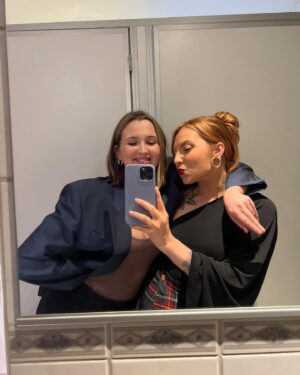 Veronica Verho Instagram - 📣TURKU-KAMUHAKU📣

Turku on täynnä ihania tyyppejä, mutta viime aikoina ollaan harmiksemme kuultu, että niitä on ollut hankala kuitenkin löytää. 🥹 Me myös ymmärretään, että aikuisena on paljon vaikeampaa löytää uusia Ystäviä isolla Y:llä verrattaen vaikka kouluaikoihin. Mut tiiättekö mitä? Me kaks ollaan kuitenkin elävä esimerkki kahdestakin asiasta; Aikuisiällä VOI vielä löytää sydänystävän ja sen voi vieläpä löytää Turussa (tarkalleen ottaen Ruissalon vesibussijonossa) kuten me 2,5 vuotta takaperin! ✨

Ihannemaailmassa kaikki saisivat kokea samankaltaista ystävyyttä ja siksi halutaan tehdä oma voitavamme asian eteen ja järjestää TURKU KAMUHAKU! 

Jos joulu on tuonut enemmän yksinäisyyden tunnetta elämääsi niin koitetaan korjata se yhdessä kommenttikentässä. 👇

Kerro itsestäsi jotain sellaista, mitä haluaisit mahdollisesti itse tietää tulevaisuuden Turku-ystävästäsi. Esimerkiksi ikä, harrastukset & mielenkiinnonkohteet, millä alalla työskentelet ja muuta oleellista. 🥰

Kannustetaan jokaista mukaan ja keksitään porukalla kivaa Turku-tekemistä ensi vuoden puolella!

Ihanaa vuotta 2025! 🥂
<3 Veronica ja Riina