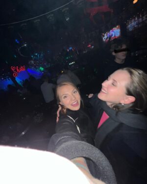 Veronica Verho Instagram - 📣TURKU-KAMUHAKU📣

Turku on täynnä ihania tyyppejä, mutta viime aikoina ollaan harmiksemme kuultu, että niitä on ollut hankala kuitenkin löytää. 🥹 Me myös ymmärretään, että aikuisena on paljon vaikeampaa löytää uusia Ystäviä isolla Y:llä verrattaen vaikka kouluaikoihin. Mut tiiättekö mitä? Me kaks ollaan kuitenkin elävä esimerkki kahdestakin asiasta; Aikuisiällä VOI vielä löytää sydänystävän ja sen voi vieläpä löytää Turussa (tarkalleen ottaen Ruissalon vesibussijonossa) kuten me 2,5 vuotta takaperin! ✨

Ihannemaailmassa kaikki saisivat kokea samankaltaista ystävyyttä ja siksi halutaan tehdä oma voitavamme asian eteen ja järjestää TURKU KAMUHAKU! 

Jos joulu on tuonut enemmän yksinäisyyden tunnetta elämääsi niin koitetaan korjata se yhdessä kommenttikentässä. 👇

Kerro itsestäsi jotain sellaista, mitä haluaisit mahdollisesti itse tietää tulevaisuuden Turku-ystävästäsi. Esimerkiksi ikä, harrastukset & mielenkiinnonkohteet, millä alalla työskentelet ja muuta oleellista. 🥰

Kannustetaan jokaista mukaan ja keksitään porukalla kivaa Turku-tekemistä ensi vuoden puolella!

Ihanaa vuotta 2025! 🥂
<3 Veronica ja Riina