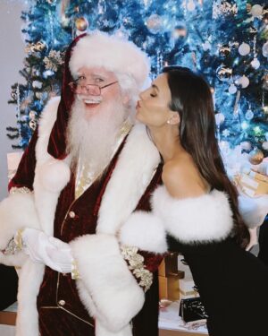 Victoria Justice Instagram - Saw some old friends, made some new 🥰💋
@macfarlaneseth you throw the best holiday party hands down. Thank you again for having me ♥️
(also the song, I had to 😝)