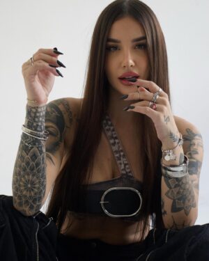 Victoria Macan Instagram - eiii, qual a fav de vocês? 🖤
1, 2, 3 ou 4? 

de onde veio essas, tem muito mais 🤭 será que eu solto o dedinnnn aqui?!