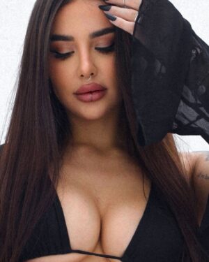 Victoria Macan Instagram - eyes on me 🐺🖤🔗