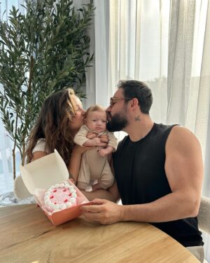 Victoria Mehault Instagram - La tête d’un bébé qui commence à comprendre dans quelle famille il est tombé ✨🤡 JOYEUX MOINIVERSAIRE À L’AMOUR DE NOTRE VIE 🤍 Arrête de grandir si vite stp!!! (n’hésitez pas à lui souhaiter en commentaire, il est déjà assez ronchon comme ça) 😭😭😭