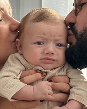 Victoria Mehault Instagram - La tête d’un bébé qui commence à comprendre dans quelle famille il est tombé ✨🤡 JOYEUX MOINIVERSAIRE À L’AMOUR DE NOTRE VIE 🤍 Arrête de grandir si vite stp!!! (n’hésitez pas à lui souhaiter en commentaire, il est déjà assez ronchon comme ça) 😭😭😭