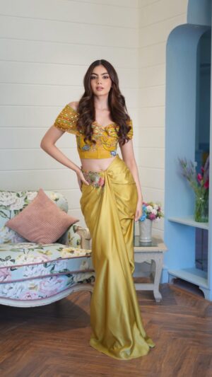 Viddhi Giri Instagram - Stepping into the festive season with a splash of color and elegance with @labelmonik ✨ 

💄 @makeupbynoinika 
📸 @balljinder6 

#festivelook #festivefashion #styleinspo