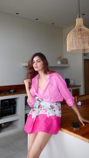 Viddhi Giri Instagram - Oh hi 👻🥰
.
#grwm #vacationmode #trendyreels #diy