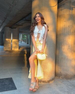 Viddhi Giri Instagram - The past two months have been a total fashion ride! I’ve loved every single moment of dressing up for all the occasions and each outfit just brought a different vibe ✨✨✨
.
#recentoutfits #festiveglam #virtualstylist