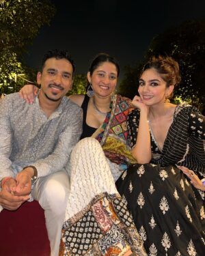 Viddhi Giri Instagram - Last glimpses from Gujarat 🧡
.
#navratrispecial #garba #previouslyon #lifelately #gujjulove