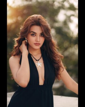 Vidhi Yadav Instagram - 🖤👀
.
Wearing: @a.la.modebyakanksha 
📸: @abhay_r_kirti