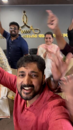 Vidhya Mohan Instagram - That’s my Amma family . That’s our unity and strength . Kerala piravi and Diwali celebrations in Amma office ❤️🥰

#actor #munnasimon #trendingreels #malayalamactors #actorslife #actorreel #trending #ammaassociation #malayalamcinema