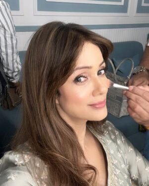 Vidya Malvade Instagram - Shaadi wala din … Eid Mubarak.. 
Zeenat getting ready in her vanity van !

Sooo overwhelmed with all your चिठ्ठीस & प्यार
It’s been the craziest weekend .. 4.6mil views already .. 
Thank you thank you for the unprecedented love & warmth for us  Mismatched bunch .. 

You guys are just bomb.com .. 

#ShukriyalolZeenat foreverrrrr 

#MismatchedS3 @netflix_in