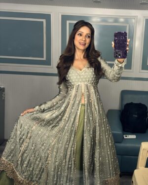 Vidya Malvade Instagram - Shaadi wala din … Eid Mubarak.. 
Zeenat getting ready in her vanity van !

Sooo overwhelmed with all your चिठ्ठीस & प्यार
It’s been the craziest weekend .. 4.6mil views already .. 
Thank you thank you for the unprecedented love & warmth for us  Mismatched bunch .. 

You guys are just bomb.com .. 

#ShukriyalolZeenat foreverrrrr 

#MismatchedS3 @netflix_in