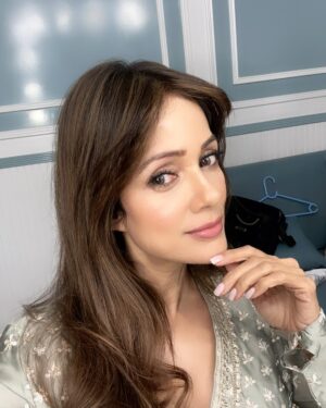 Vidya Malvade Instagram - Shaadi wala din … Eid Mubarak.. 
Zeenat getting ready in her vanity van !

Sooo overwhelmed with all your चिठ्ठीस & प्यार
It’s been the craziest weekend .. 4.6mil views already .. 
Thank you thank you for the unprecedented love & warmth for us  Mismatched bunch .. 

You guys are just bomb.com .. 

#ShukriyalolZeenat foreverrrrr 

#MismatchedS3 @netflix_in