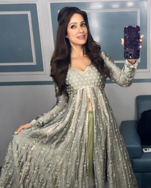 Vidya Malvade Instagram - Shaadi wala din … Eid Mubarak.. 
Zeenat getting ready in her vanity van !

Sooo overwhelmed with all your चिठ्ठीस & प्यार
It’s been the craziest weekend .. 4.6mil views already .. 
Thank you thank you for the unprecedented love & warmth for us  Mismatched bunch .. 

You guys are just bomb.com .. 

#ShukriyalolZeenat foreverrrrr 

#MismatchedS3 @netflix_in