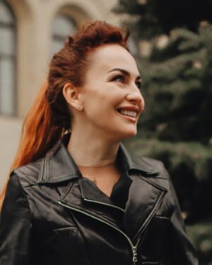 Viktoriia Bulitko Instagram - 🤍Важко святкувати свій День Народження у часи війни. Важко радіти, важко посміхатися, важко бути щасливим. Знаю одне, що саме в цей неймовірно скрутний період, розумієш, що для тебе найдорожче, хто для тебе найважливіший 🙏
Моє головне бажання з минулого року не змінилося. Сьогодні, це одне бажання на нас всіх. А собі особисто, бажаю простого жіночого щастя❤️
Бережіть близьких, цінуйте життєво важливе🥰
...
#photo by @photo.voda 💌