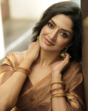 Vimala Raman Instagram - Mocha mousse musing 🤎🍩🍫

Shot by none other than the best 🤎 and an amazing team 🤎😘 
Photographer - @camerasenthil 
Costumes - @kaarigai.sarees 
Makeup - @chennai_thebridalart 
Hair - @mahi_hairstyliz 
Organised by my favourite soul @rrajeshananda ❤️
.
.
.
#photoshoot #saree #sareelove #sareefashion #shoot #latest #mochamousse #actor #actress #vimalaraman