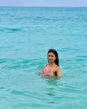 Vimala Raman Instagram - Good times and tan lines 🍭🌊🩵
.
.
.
#beach #ocean #bluewater #aquarius #beachstyle #cancun #throwback #takemeback #actor #actress #vimalaraman