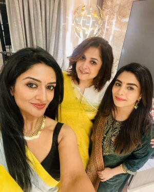 Vimala Raman Instagram - Diwali 2024 🪔❤️🫶🏽
.
.
.
#diwali #deepavali #diwalivibes #celebrations #friendslikefamily #love #actor #vinayrai #vimalaraman #vr