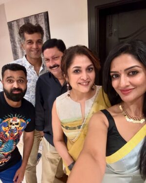 Vimala Raman Instagram - Diwali 2024 🪔❤️🫶🏽
.
.
.
#diwali #deepavali #diwalivibes #celebrations #friendslikefamily #love #actor #vinayrai #vimalaraman #vr