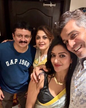 Vimala Raman Instagram - Diwali 2024 🪔❤️🫶🏽
.
.
.
#diwali #deepavali #diwalivibes #celebrations #friendslikefamily #love #actor #vinayrai #vimalaraman #vr