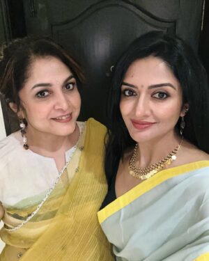 Vimala Raman Instagram - Diwali 2024 🪔❤️🫶🏽
.
.
.
#diwali #deepavali #diwalivibes #celebrations #friendslikefamily #love #actor #vinayrai #vimalaraman #vr
