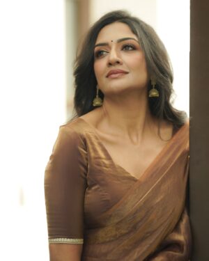 Vimala Raman Instagram - Mocha mousse musing 🤎🍩🍫

Shot by none other than the best 🤎 and an amazing team 🤎😘 
Photographer - @camerasenthil 
Costumes - @kaarigai.sarees 
Makeup - @chennai_thebridalart 
Hair - @mahi_hairstyliz 
Organised by my favourite soul @rrajeshananda ❤️
.
.
.
#photoshoot #saree #sareelove #sareefashion #shoot #latest #mochamousse #actor #actress #vimalaraman