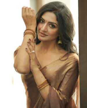 Vimala Raman Instagram - Mocha mousse musing 🤎🍩🍫

Shot by none other than the best 🤎 and an amazing team 🤎😘 
Photographer - @camerasenthil 
Costumes - @kaarigai.sarees 
Makeup - @chennai_thebridalart 
Hair - @mahi_hairstyliz 
Organised by my favourite soul @rrajeshananda ❤️
.
.
.
#photoshoot #saree #sareelove #sareefashion #shoot #latest #mochamousse #actor #actress #vimalaraman