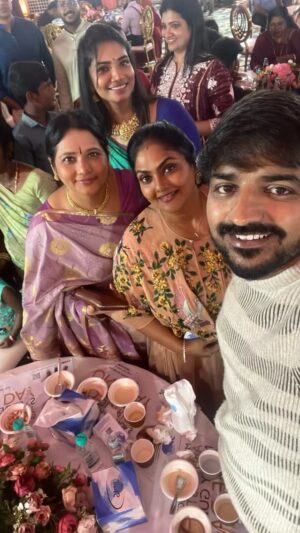 Vinodhini Vaidynathan Instagram - Happy to see my friends ♥️♥️#nirosha #actressnirosha #southindianheroine #tamilheroine #malayalamheroine #teluguheroine