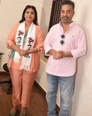 Vinodhini Vaidynathan Instagram - 7 years of Makkal Needhi Maiam and my 8th month in MNM. 

#KamalHaasan
#makkalneedhimaiam
ஏழாமாண்டில்_மய்யம்