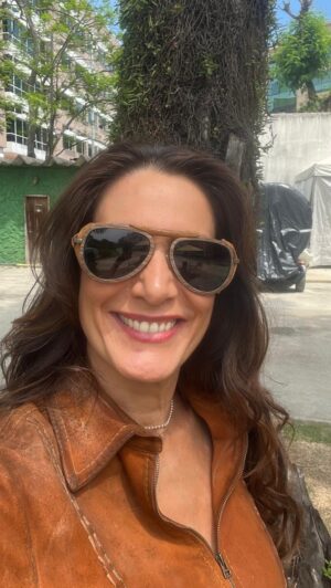 Virginia Cavendish Instagram - Entre muito trabalho, concentração, foco, também muitas risadas, estúdios, externas e parceria, mostro pra vocês aqui um pouquinho dos bastidores de #OAutoDaCompadecida2 pelo olhar de Dona Rosinha! 🎥🌷✨

Se ainda não viu, corre pro cinema e vem fazer parte dessa história que já conquistou milhões! 🌟

#Bastidores #CinemaBrasileiro #AutoDaCompadecida #VirginiaCavendish