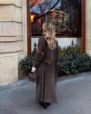 Virginie Conte Instagram - 🎰 Fashion roulette: which look is a jackpot ? 
📍 @ralphscoffee