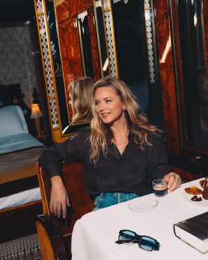 Virginie Efira Instagram - Venise Simplon-Orient Express 🖤
Merci à @nespresso @nespresso.fr @jeanimbert @vsoetrain pour ce voyage hors du temps et merveilleux

📸 @odieuxboby / @richardgianorio