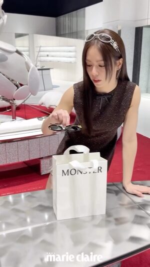 Vivian Sung Instagram - #MC時尚 一起來算算 #宋芸樺 @bravolav 出門要帶多少眼鏡跟墨鏡😂

GENTLE MONSTER 近期推出了2025 全新的JEWELRY 系列，完全將 「配件x 配件」的精髓發揮到極致！閃閃發亮的珠寶、珍珠與眼鏡結合，戴上臉的同時也等於戴上髮飾、項鍊，到底要多美啦✨

追蹤 @marieclairetw 時髦好玩的都在這

#marieclairetw #gentlemonster @gentlemonster #edie