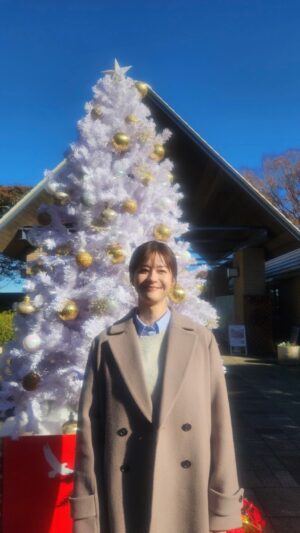 Wakana Matsumoto Instagram - .

.

わたしの宝物

全10話の放送を終えました。
毎週楽しみにしてくださっていた皆さま、本当にありがとうございました。

わたしの宝物とは栞だけではなく、最後に美羽、宏樹、栞で愛を伝え合う姿にあり、この3人で築いた家族そのものでした。
愛する家族とともに困難を乗り越え、許し合い真実と向き合うことで生まれる本当の絆、深く揺るぎない家族のかたち。
間違いながらももがき葛藤する彼女と一緒に前に進もうとする私自身の挑戦でもありました。

現場でわちゃわちゃしてくれたお2人。
難しいシーンが多い中で、田中圭くんは寄り添ってくれたりあえて距離をとってくれたり心遣いの塊でした。
深澤辰哉くんは存在そのものが現場を明るくし私もそれに甘えさせてもらい、本当に愛されキャラでした。
他キャスト、スタッフの皆さんへの想いも書ききれないのが残念ですが、この挑戦を乗り越えることができたのは皆さんの支えがあったからこそ私は全力を尽くせたと思います。

主題歌を歌ってくださった野田 愛実さんの「明日」は脳内に擦り込まれてしまっていて、もうこの曲以外でこの物語は考えられませんし本当に力を貰いました。

そして、多くの視聴者の皆さまがこの作品に心を寄せてくださり盛り上げてくださったこと本当に嬉しかったです。

美羽と、皆さんとともに過ごしたこの期間はわたしの宝物となりました。
明日、どんなことがあってもわたしを救ってくれるのはわたしの宝物。

本当にありがとうございました。
またお会いする日まで！