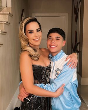 Wanessa Camargo Instagram - Treze anos é uma idade marcante, um ponto de transição, de encerramento de um ciclo e início de outro. É quando a infância começa a ficar para trás, dando espaço a uma nova maturidade, à adolescência que chega aos poucos. Tem sido lindo e desafiador acompanhar essa transformação diária. Sinto um orgulho imenso, ano após ano, ao perceber o quanto José cresce e se torna um ser humano cada vez mais especial.

É incrível ver o caráter que está se formando nele – meu bebê, meu menino –, que aos poucos vai se moldando diante dos meus olhos. José não é apenas extremamente inteligente, mas também sábio, sensível e carinhoso. Eu aprendo tanto com ele! Crescer ao lado dele é uma oportunidade única, um presente de Deus.

Ser mãe do José me desafia a ser melhor todos os dias. Ele me ensina, me inspira e me faz querer ser mais por ele e para ele. Meu amor por ele é incondicional, sem limites. Sou imensamente honrada por tê-lo como filho e desejo para ele tudo de mais maravilhoso que o mundo pode oferecer. Que ele mantenha o coração puro e lindo que possui, mas também tenha força e resiliência para lutar e conquistar todos os seus sonhos.

José tem um senso de justiça admirável e uma maturidade impressionante para a idade. Como um autêntico capricorniano, ele é profundo e determinado. É evidente para mim que ele veio a este mundo para fazer a diferença, e que honra é ser sua mãe.

Te amo, meu filho. Feliz aniversário @jose_marcus_09! 🩷