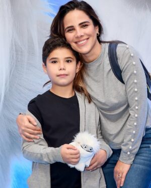Wanessa Camargo Instagram - Treze anos é uma idade marcante, um ponto de transição, de encerramento de um ciclo e início de outro. É quando a infância começa a ficar para trás, dando espaço a uma nova maturidade, à adolescência que chega aos poucos. Tem sido lindo e desafiador acompanhar essa transformação diária. Sinto um orgulho imenso, ano após ano, ao perceber o quanto José cresce e se torna um ser humano cada vez mais especial.

É incrível ver o caráter que está se formando nele – meu bebê, meu menino –, que aos poucos vai se moldando diante dos meus olhos. José não é apenas extremamente inteligente, mas também sábio, sensível e carinhoso. Eu aprendo tanto com ele! Crescer ao lado dele é uma oportunidade única, um presente de Deus.

Ser mãe do José me desafia a ser melhor todos os dias. Ele me ensina, me inspira e me faz querer ser mais por ele e para ele. Meu amor por ele é incondicional, sem limites. Sou imensamente honrada por tê-lo como filho e desejo para ele tudo de mais maravilhoso que o mundo pode oferecer. Que ele mantenha o coração puro e lindo que possui, mas também tenha força e resiliência para lutar e conquistar todos os seus sonhos.

José tem um senso de justiça admirável e uma maturidade impressionante para a idade. Como um autêntico capricorniano, ele é profundo e determinado. É evidente para mim que ele veio a este mundo para fazer a diferença, e que honra é ser sua mãe.

Te amo, meu filho. Feliz aniversário @jose_marcus_09! 🩷