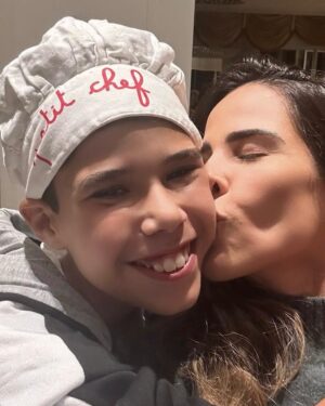 Wanessa Camargo Instagram - Treze anos é uma idade marcante, um ponto de transição, de encerramento de um ciclo e início de outro. É quando a infância começa a ficar para trás, dando espaço a uma nova maturidade, à adolescência que chega aos poucos. Tem sido lindo e desafiador acompanhar essa transformação diária. Sinto um orgulho imenso, ano após ano, ao perceber o quanto José cresce e se torna um ser humano cada vez mais especial.

É incrível ver o caráter que está se formando nele – meu bebê, meu menino –, que aos poucos vai se moldando diante dos meus olhos. José não é apenas extremamente inteligente, mas também sábio, sensível e carinhoso. Eu aprendo tanto com ele! Crescer ao lado dele é uma oportunidade única, um presente de Deus.

Ser mãe do José me desafia a ser melhor todos os dias. Ele me ensina, me inspira e me faz querer ser mais por ele e para ele. Meu amor por ele é incondicional, sem limites. Sou imensamente honrada por tê-lo como filho e desejo para ele tudo de mais maravilhoso que o mundo pode oferecer. Que ele mantenha o coração puro e lindo que possui, mas também tenha força e resiliência para lutar e conquistar todos os seus sonhos.

José tem um senso de justiça admirável e uma maturidade impressionante para a idade. Como um autêntico capricorniano, ele é profundo e determinado. É evidente para mim que ele veio a este mundo para fazer a diferença, e que honra é ser sua mãe.

Te amo, meu filho. Feliz aniversário @jose_marcus_09! 🩷