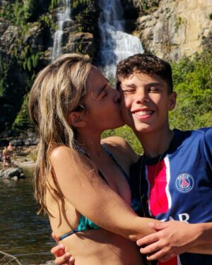 Wanessa Camargo Instagram - Treze anos é uma idade marcante, um ponto de transição, de encerramento de um ciclo e início de outro. É quando a infância começa a ficar para trás, dando espaço a uma nova maturidade, à adolescência que chega aos poucos. Tem sido lindo e desafiador acompanhar essa transformação diária. Sinto um orgulho imenso, ano após ano, ao perceber o quanto José cresce e se torna um ser humano cada vez mais especial.

É incrível ver o caráter que está se formando nele – meu bebê, meu menino –, que aos poucos vai se moldando diante dos meus olhos. José não é apenas extremamente inteligente, mas também sábio, sensível e carinhoso. Eu aprendo tanto com ele! Crescer ao lado dele é uma oportunidade única, um presente de Deus.

Ser mãe do José me desafia a ser melhor todos os dias. Ele me ensina, me inspira e me faz querer ser mais por ele e para ele. Meu amor por ele é incondicional, sem limites. Sou imensamente honrada por tê-lo como filho e desejo para ele tudo de mais maravilhoso que o mundo pode oferecer. Que ele mantenha o coração puro e lindo que possui, mas também tenha força e resiliência para lutar e conquistar todos os seus sonhos.

José tem um senso de justiça admirável e uma maturidade impressionante para a idade. Como um autêntico capricorniano, ele é profundo e determinado. É evidente para mim que ele veio a este mundo para fazer a diferença, e que honra é ser sua mãe.

Te amo, meu filho. Feliz aniversário @jose_marcus_09! 🩷