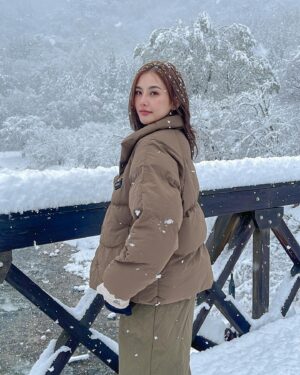 Waratthaya Wongchayaporn Instagram - ใช่ค่ะ รูปยังไม่หมด และยังมีอีก 😂🌨️❄️☃️ 🧥 @simpledayscoat