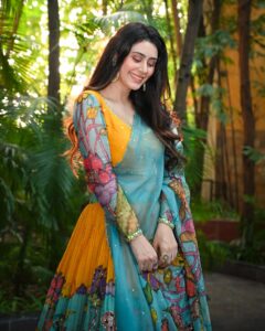 Actress Warina Hussain HD Photos and Wallpapers January 2025