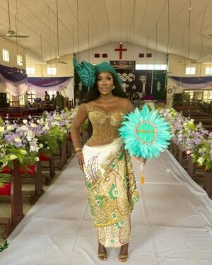 Wendy Osefo Instagram - ✨🇳🇬 Home for the Holidays 🇳🇬✨

#HappyNewYear #Asoebi #IJGB #DettyDecember 

Dress: @eki_e22