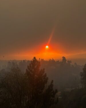 Wendy Raquel Robinson Instagram - Woke up to this, well I really didn't sleep, Please pray for LA, Pasadena, Palisades, Sylmar and our FIREFIGHTERS🙏🏾 It's frightening and Godly at the same time.  Be safe... Sending my love, my family and I are safe, thank God!🙏🏾🙏🏾🙏🏾