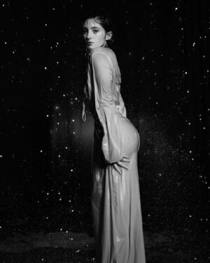 Willow Shields Instagram - Swipe for underboob 🤓
