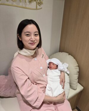 Woo Hye-rim Instagram - 아주 먼 얘기 같았던 출산과 조리원 생활이 어느덧 끝나고 시안이와 집으로 갑니다.🥹 

2주 동안 조리원에서 잘 먹고 잘 쉬고 모유 수유에 대해 많이 배우고 몸조리 잘하고 가요~

올리비움 산후조리원 식구들 너무 감사합니다. 신생아실 선생님들 새벽까지 24시간 사랑으로 아기들 돌봐주시고 예뻐해 주셔서 감사합니다🙏💕 

올 크리스마스를 이곳에서 보내서 더 오래 기억에 남을 것 같아요 ㅎㅎ 

PS: 남편이 옆에 있어주는 것만으로 마음에 정말 큰 위로가 되더라고요! 고마워 남편 @shinmincheol 우리 네 식구의 새로운 시작! 잘해보자!! :) 

2주 동안 고마웠어요~안녕! 👋 

#산후조리원 #출산일기 #육아일기 @olivium_korea