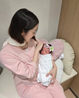 Woo Hye-rim Instagram - 아주 먼 얘기 같았던 출산과 조리원 생활이 어느덧 끝나고 시안이와 집으로 갑니다.🥹 

2주 동안 조리원에서 잘 먹고 잘 쉬고 모유 수유에 대해 많이 배우고 몸조리 잘하고 가요~

올리비움 산후조리원 식구들 너무 감사합니다. 신생아실 선생님들 새벽까지 24시간 사랑으로 아기들 돌봐주시고 예뻐해 주셔서 감사합니다🙏💕 

올 크리스마스를 이곳에서 보내서 더 오래 기억에 남을 것 같아요 ㅎㅎ 

PS: 남편이 옆에 있어주는 것만으로 마음에 정말 큰 위로가 되더라고요! 고마워 남편 @shinmincheol 우리 네 식구의 새로운 시작! 잘해보자!! :) 

2주 동안 고마웠어요~안녕! 👋 

#산후조리원 #출산일기 #육아일기 @olivium_korea
